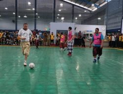 Unik, Taufan Pawe Main Futsal Pakai Sarung Bareng Kapolres Parepare