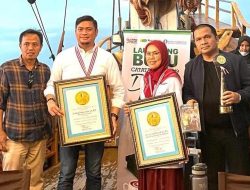 Pecahkan Rekor Pertama di Indonesia, Buku “Catatan Covid-19 Dokter Koboi” Dilaunching di Atas Perahu Pinisi