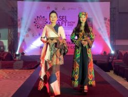 Batik Rongkong Rancangan Desainer Rinamariana Sita Perhatian Pengunjung Sulsel Craft Show 2022