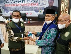 Kakanwil Kemenkumham Sulsel Serahkan Paspor Jemaah Haji Kloter Pertama Embarkasi Makassar