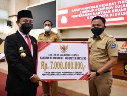 Gubernur Sulsel Serahkan Bantuan Keuangan Rp7 Miliar untuk Atasi Banjir di Bantaeng