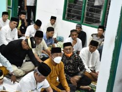 Ketua DPRD Sinjai Bersama Wakil Ketua Salat Tarawih di Masjid Darussalam