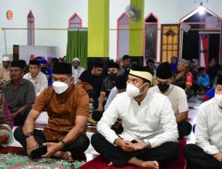 Safari Ramadan Berakhir, Ketua DPRD Sinjai Laksanakan Salat Isya di Masjid Nurul Huda