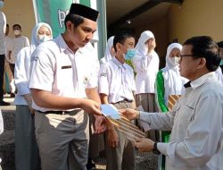 Kepala SMA Islam Athirah Bukit Baruga Berikan Apresiasi Kepada Puluhan Siswa Berprestasi