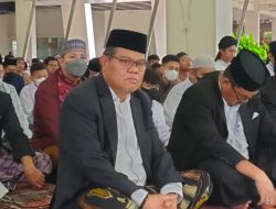 Perdana Pasca Covid-19, Civitas Akademika UNM Kembali Gelar Salat Iduladha di Pelataran Pinisi