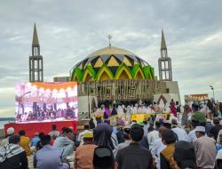 Bersama Ribuan Masyarakat Parepare, Taufan Pawe Salat Iduladha di Masjid Terapung BJ Habibie