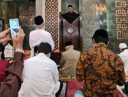 Rektor Unhas Khatib Salat Iduladha di Masjid Al-Markaz Al-Islami Makassar