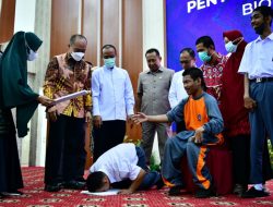 Penyandang Disabilitas Sujud Syukur Usai Terima E-KTP dari Gubernur Andi Sudirman