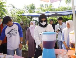 Kunjungi Lorong Edu Park Manggala, Fatma Cicipi Minuman Ekstrak Bunga Rosela