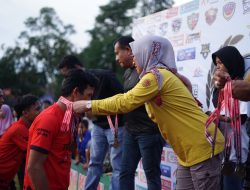 Husniah Talenrang Serahkan Piala Bergilir Kapolsek Parangloe Cup I