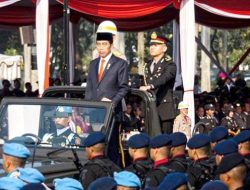 Jadi Inspektur Lapangan HUT Bhayangkara Ke-76, Presiden Jokowi Anugrahkan 3 Personel Tanda Kehormatan Bintang Bhayangkara Nararya