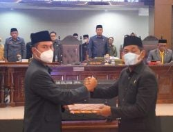 Ketua DPRD Sinjai Serahkan Ranperda Pertanggungjawaban APBD ke Bupati ASA