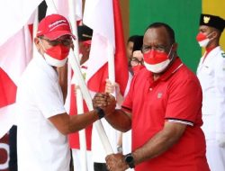 Putra Asli Papua Bagikan Bendera Merah Putih di Aceh