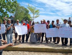 Tolak Pembangunan Rel Kereta Api di Darat, Nelayan Tallo Unjuk Rasa di Pantai Marbo