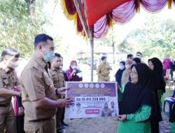 Bupati Pangkep Bagikan Bantuan PKH di Desa Kabba