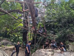 BEM FMIPA Unhas Bantu Warga Cindako Perbaiki Jembatan