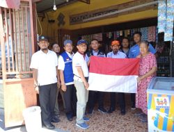 Peringati HUT RI ke-77, Dinas Sosial Sulsel Bagikan 750 Bendera Merah Putih untuk Masyarakat