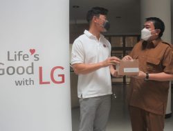 LG Dukung Tenaga Kesehatan RSUD Karawang dengan Wearable Air Purifier