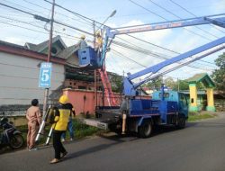 Pemkot Parepare Respons Cepat Keluhan Warga, UPTD PJU Langsung Perbaiki Lampu Jalan