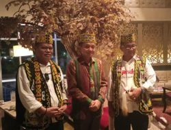 Jalin Silaturahmi, Pj Gubernur Akmal dan Prof Husain Diterima Ketua Dewan Adat Dayak