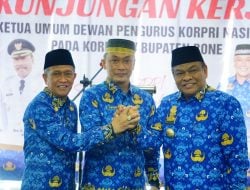 Ketum DPKN Prof Zudan Dihadiahi Cinderamata Songkok To Bone Berbahan Emas