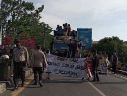 Demo Penolakan BBM, Massa Blokir Jalan Poros Maros