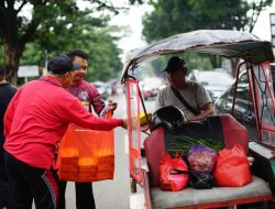 Jumat Berkah, Kanwil Kemenkumham Sulsel Bagikan Makanan kepada Masyarakat