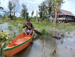 Naik Perahu, Pejuang Data Regsosek di Luwu Utara Tetap Semangat Lakukan Pendataan