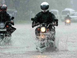 5 Tips Berkendara Aman Saat Musim Hujan