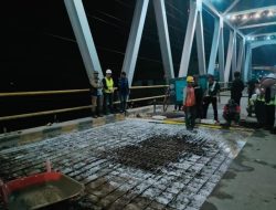 Pastikan Pengerjaan Berjalan Maksimal, Wabup Lutra Tinjau Perbaikan Jembatan Masamba