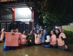 Terabas Banjir, Mak Ganjar Door to Door Bagikan Bantuan ke Warga Terdampak Banjir di Sulsel