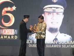 Gubernur Sulsel Dianugerahi Penghargaan Moeslimchoice Award 2022