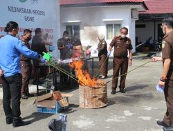 Kejari Bone Musnahkan Barang Bukti 89 Perkara