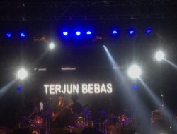 Bawakan Lagu Berjudul Terjun Bebas, Apatis Sukses Buat Penonton Bersorak