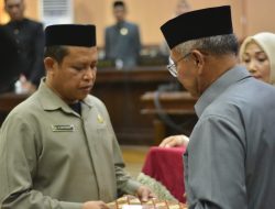 Bupati Iksan Iskandar Menyerahkan Ranperda Perubahan APBD Tahun 2022