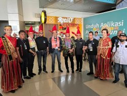 Musisi Konser ‘Semua Jadi Satu’ Disambut Tarian Adat Khas Makassar di Bandara Sultan Hasanuddin