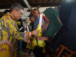Taufan Pawe Salurkan Bantuan Sembako Golkar Sulsel untuk Korban Puting Beliung di Barru