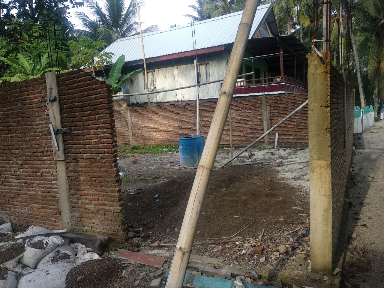 Sisakan Tumpukan Material Bangunan, GOR di Pulau Pandangan Tak Kunjung Rampung