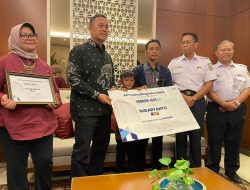 Cleaning Service Stasiun Yogyakarta dan Istri dapat Hadiah Umroh dari Ary Ginanjar