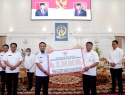 Gubernur Andi Sudirman Serahkan Bantuan Keuangan Rp31,2 Miliar Untuk Pemkab Tana Toraja