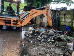 Dikeluhkan Masyarakat, Pemprov Sulsel Lakukan Pembersihan Saluran Drainase untuk Atasi Genangan di Hertasning