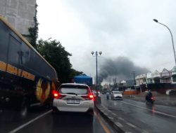 17 Jam Api Belum Padam, Kemacetan Panjang Masih Terjadi di Jalan Poros Maros-Makassar