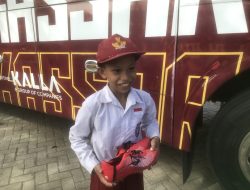 Senangnya Bocah SD Ini, Diberi Sepatu dari Striker PSM Makassar Ramadhan Sananta