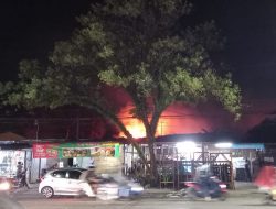 Sempat Padam, Api Kembali Bekobar di Toko Pecah Belah Batangase