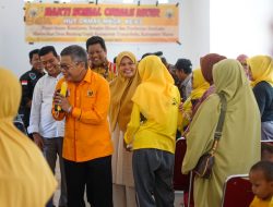HUT MKGR di Maros, Taufan Pawe Didampingi Suhartina Boohari Salurkan Bantuan ke Warga