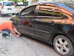 Jalan Pagi, Gubernur Andi Sudirman Bantu Seorang Ibu Perbaiki Mobil Bocor