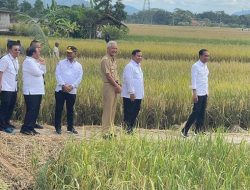 Perdana Go Public, Prabowo-Ganjar Dampingi Jokowi saat Kunjungan Kerja