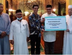 ARA dan Harry Serahkan Bantuan Hibah Rp 50 Juta untuk Masjid Khaerullah BTP