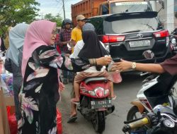 Lies F Nurdin Abdullah Bagi-bagi Takjil ke Pengguna Jalan di Makassar