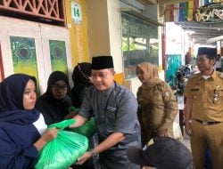 Ikuti Instruksi Wali Kota, Balitbangda Makassar Bagi Sembako hingga Beri Bantuan Keuangan di Kecamatan Wajo